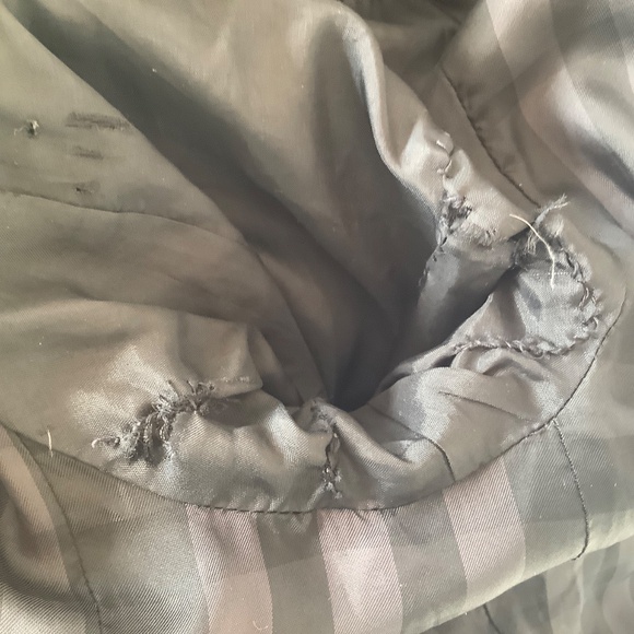 Burberry - Abbeydale Black Puffer Jacket with Fur hood -Size 4 - Picture 8 of 8